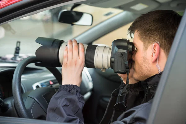 Hombre fotografiando con cámara — Foto de Stock