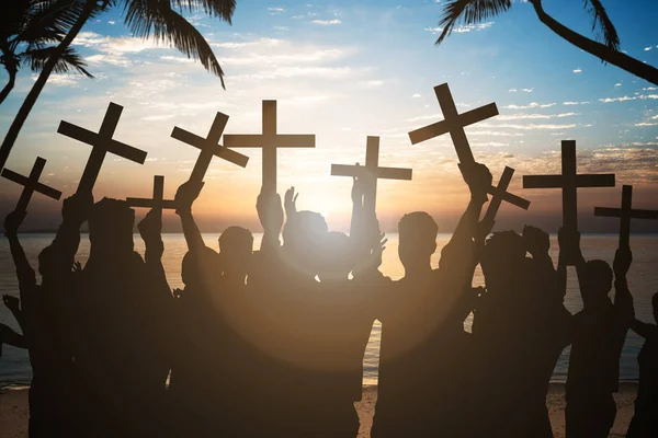 Gente Negocios Silhouette Sosteniendo Cruces Orilla Playa Durante Puesta Del —  Fotos de Stock