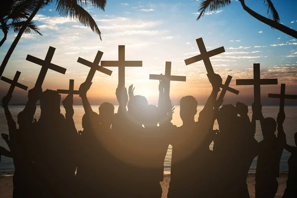 Pessoas Negócios Silhuetas Segurando Cruzes Praia Durante Pôr Sol — Fotografia de Stock