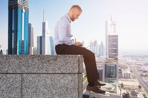 Zakenman met laptop — Stockfoto