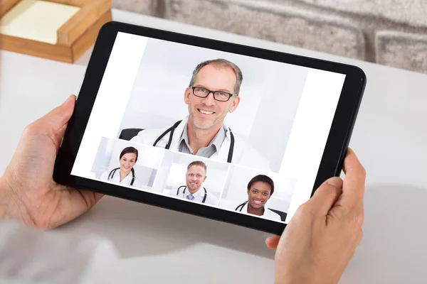Videoconferencia de la persona con los médicos —  Fotos de Stock