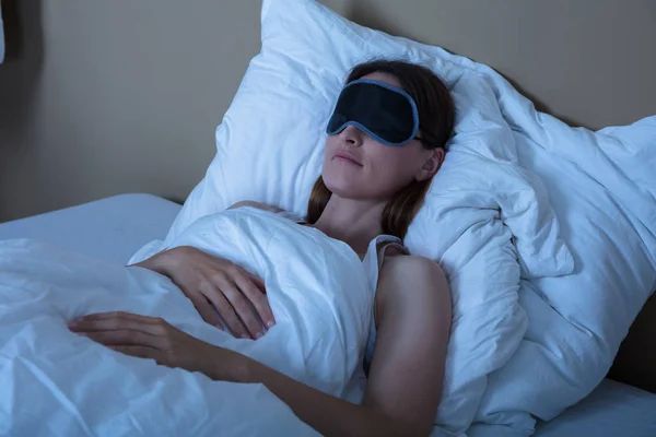 Göz maskesi ile uyuyan kadın — Stok fotoğraf