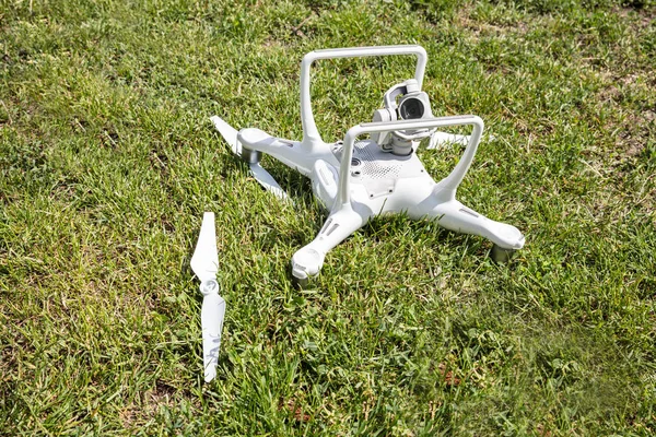 Blick auf kaputte Drohne auf Rasenplatz — Stockbild Kaputte Drohne auf Feld — Stockfoto