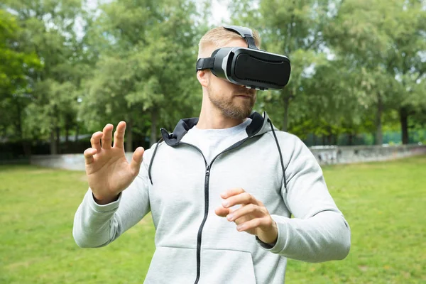 Homme utilisant la réalité virtuelle — Photo