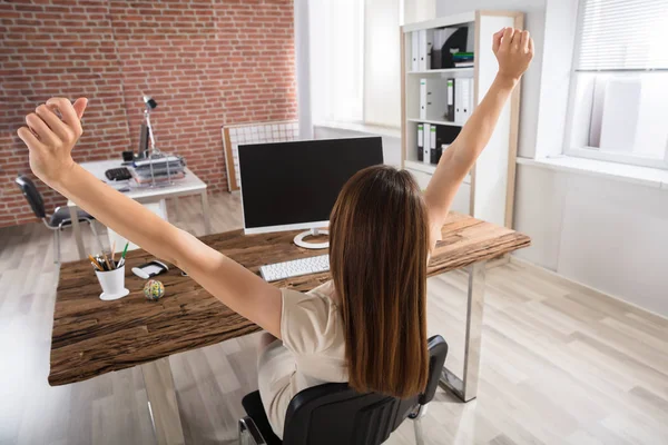 Affärskvinna stretching hennes armar — Stockfoto