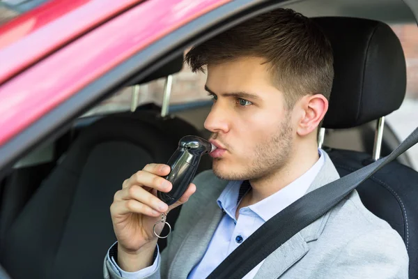 Uomo che fa il test dell'alcol — Foto Stock