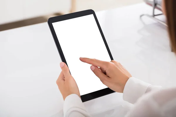 Žena držící digitální tablet — Stock fotografie