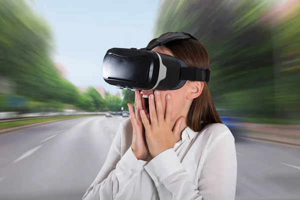 Женщина в виртуальной реальности — стоковое фото