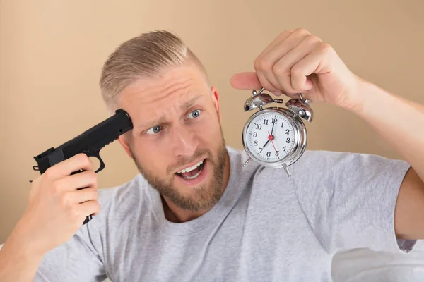 Irritado homem segurando arma — Fotografia de Stock