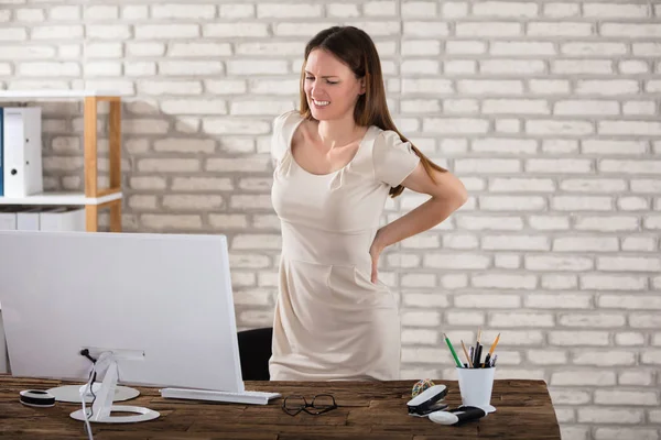 Geschäftsfrau leidet unter Schmerzen — Stockfoto