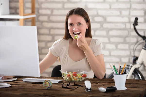 Giovane donna mangiare insalata — Foto Stock