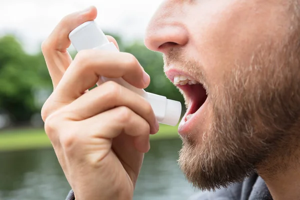 Homme utilisant l'inhalateur d'asthme — Photo