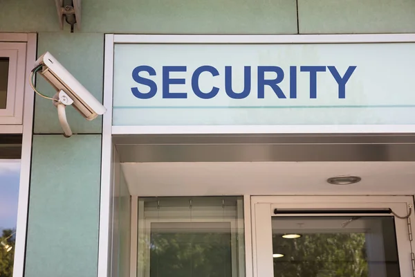 Cámara de seguridad y signo en la entrada — Foto de Stock