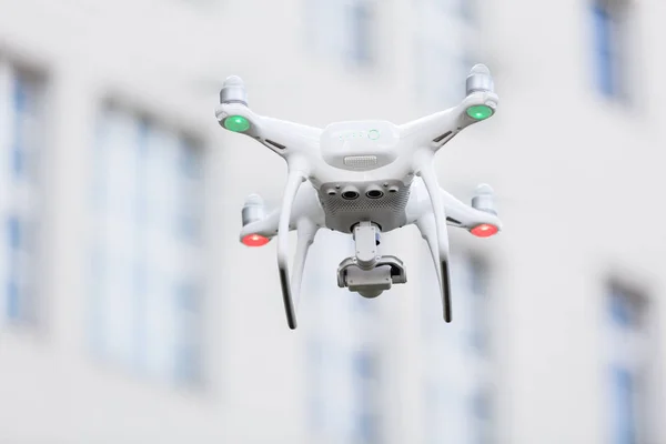 Drone ablakon kémkedés — Stock Fotó