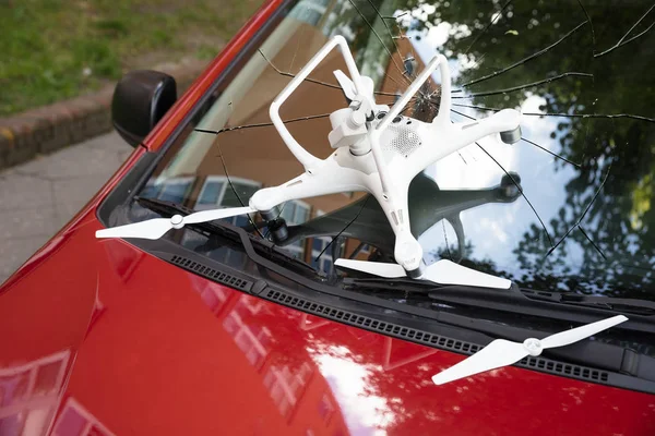 Drone bianco sul parabrezza dell'auto — Foto Stock