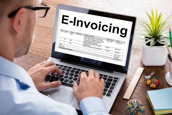 Zakenman voorbereiding E-Bill op Laptop — Stockfoto