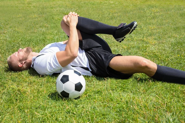 Jogador sofrendo de lesão na perna — Fotografia de Stock