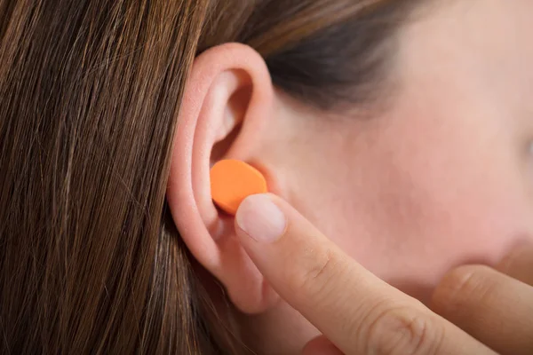 Poner tapón auricular en su oído —  Fotos de Stock