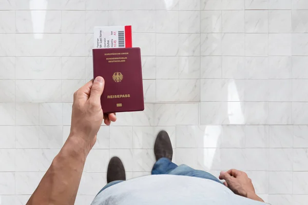 Osoby posiadające paszport i bilety — Zdjęcie stockowe