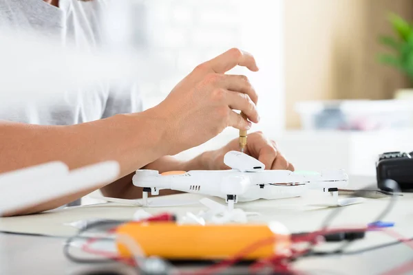 Homme testant un drone électrique — Photo