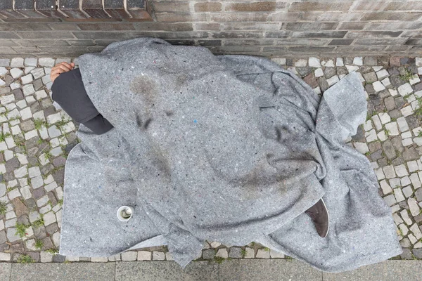 Pria tunawisma tidur di jalan — Stok Foto