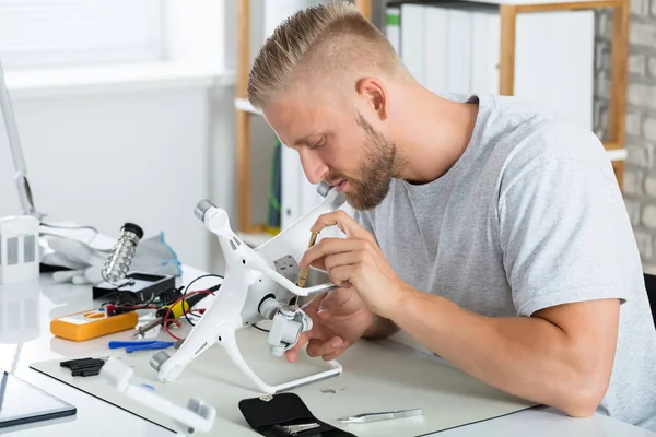 Homme testant un drone électrique — Photo