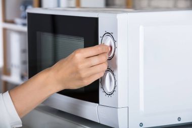 mikrodalga fırın kullanan kadın