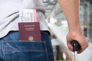 Pasaport ve bilet tutan kişi 
