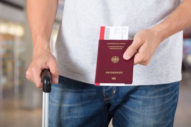 Pasaport ve bilet tutan kişi 