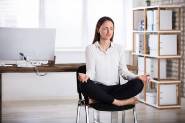Meditasyon yaparken işkadını