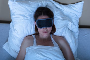 Yatakta uyuyan kadın 