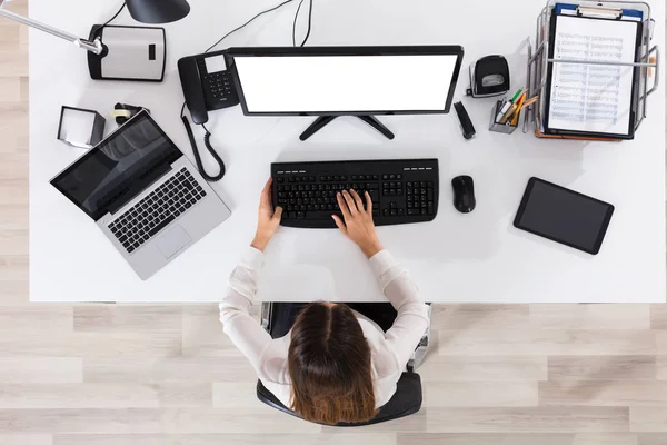 Empresaria que trabaja en la computadora — Foto de Stock