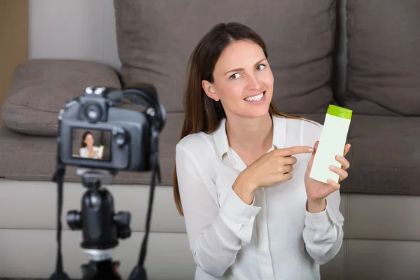Woman Holding Cosmetic Product — Stock Photo, Image
