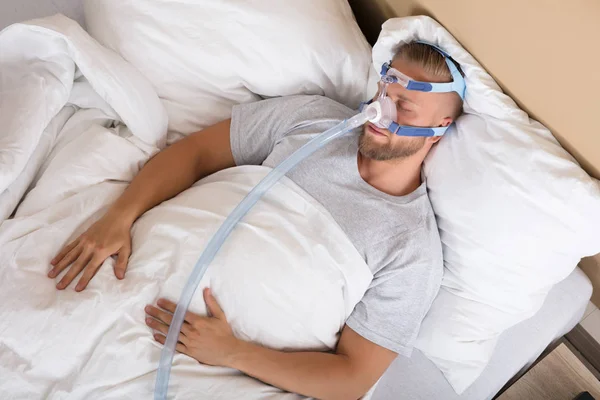 Hombre con máquina CPAP — Foto de Stock