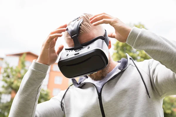 Homem desfrutando de realidade virtual — Fotografia de Stock