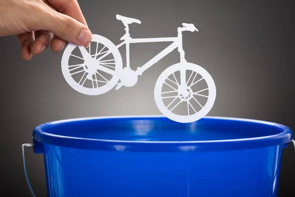 Bicicleta de papel de mano de hombre de negocios — Foto de Stock