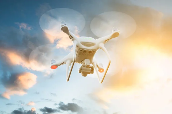 Drone ellen égen repülő — Stock Fotó