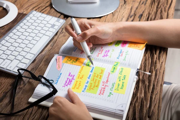 Businessperson Writing Schedule — Stock Photo, Image