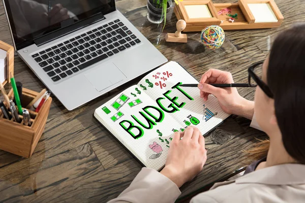 Mujer dibujando plan de presupuesto — Foto de Stock
