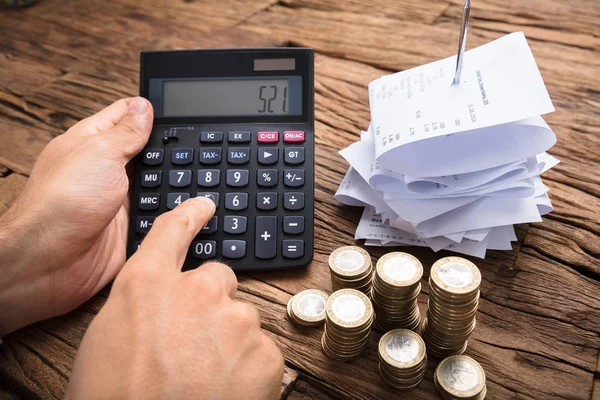 Biznesmen za pomocą kalkulatora — Zdjęcie stockowe