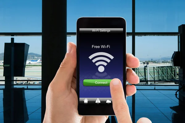 Ücretsiz Wi-Fi kullanarak kişinin elleri — Stok fotoğraf