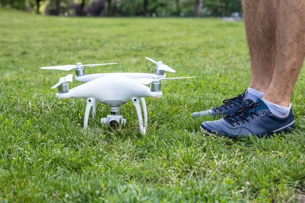 Férfi állt fehér drone — Stock Fotó