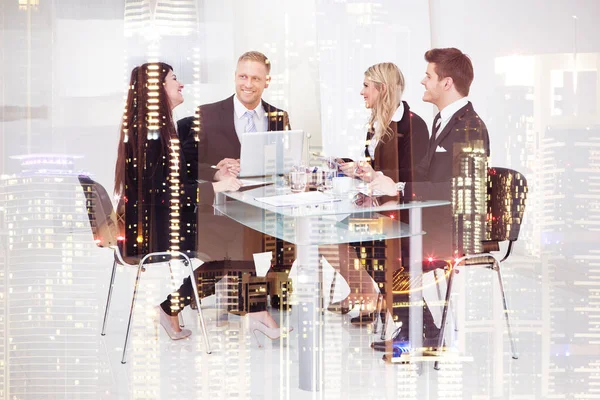 Mutlu iş adamları şehir zemin üzerine toplantıda çift pozlama