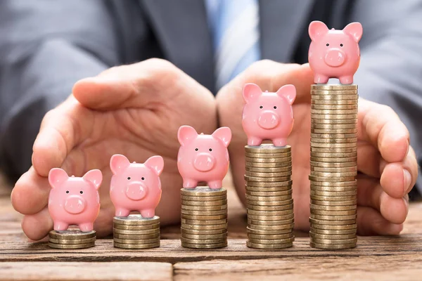 Empresário a proteger o Piggybank — Fotografia de Stock
