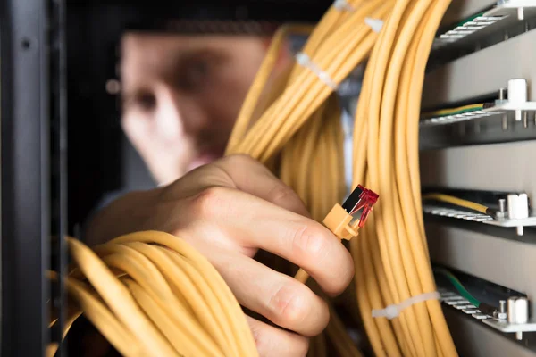 Técnico revisando los cables del servidor —  Fotos de Stock