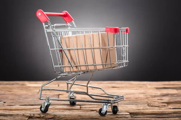 Paquete en carrito de compras —  Fotos de Stock