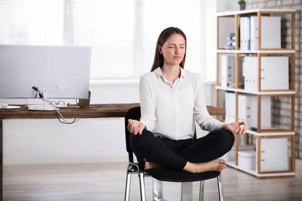 Бизнесмен, занимающаяся медитацией — стоковое фото