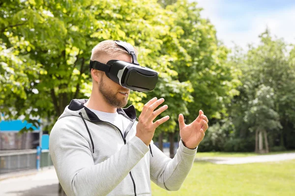 Homem desfrutando de realidade virtual — Fotografia de Stock
