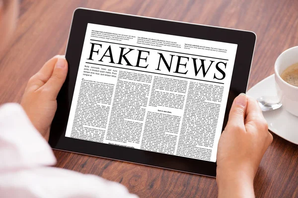 Geschäftsfrau liest Fake News — Stockfoto