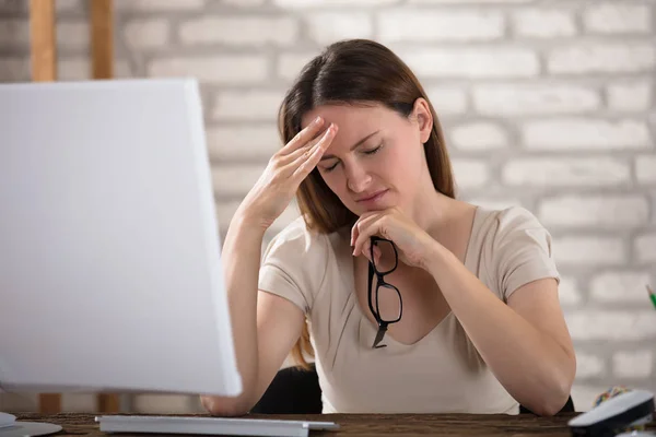 Empresaria con dolor de cabeza — Foto de Stock